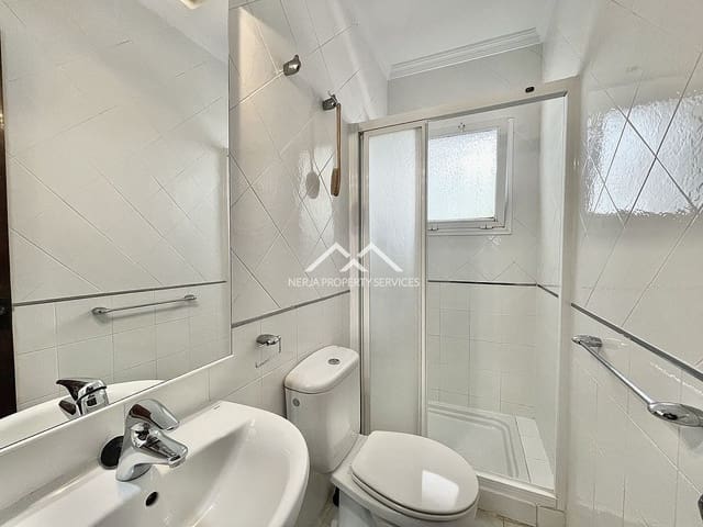 2 sypialnia Dom na sprzedaż w Centro, Nerja z basenem garażem - 320 000 € (Ref: 9084312)