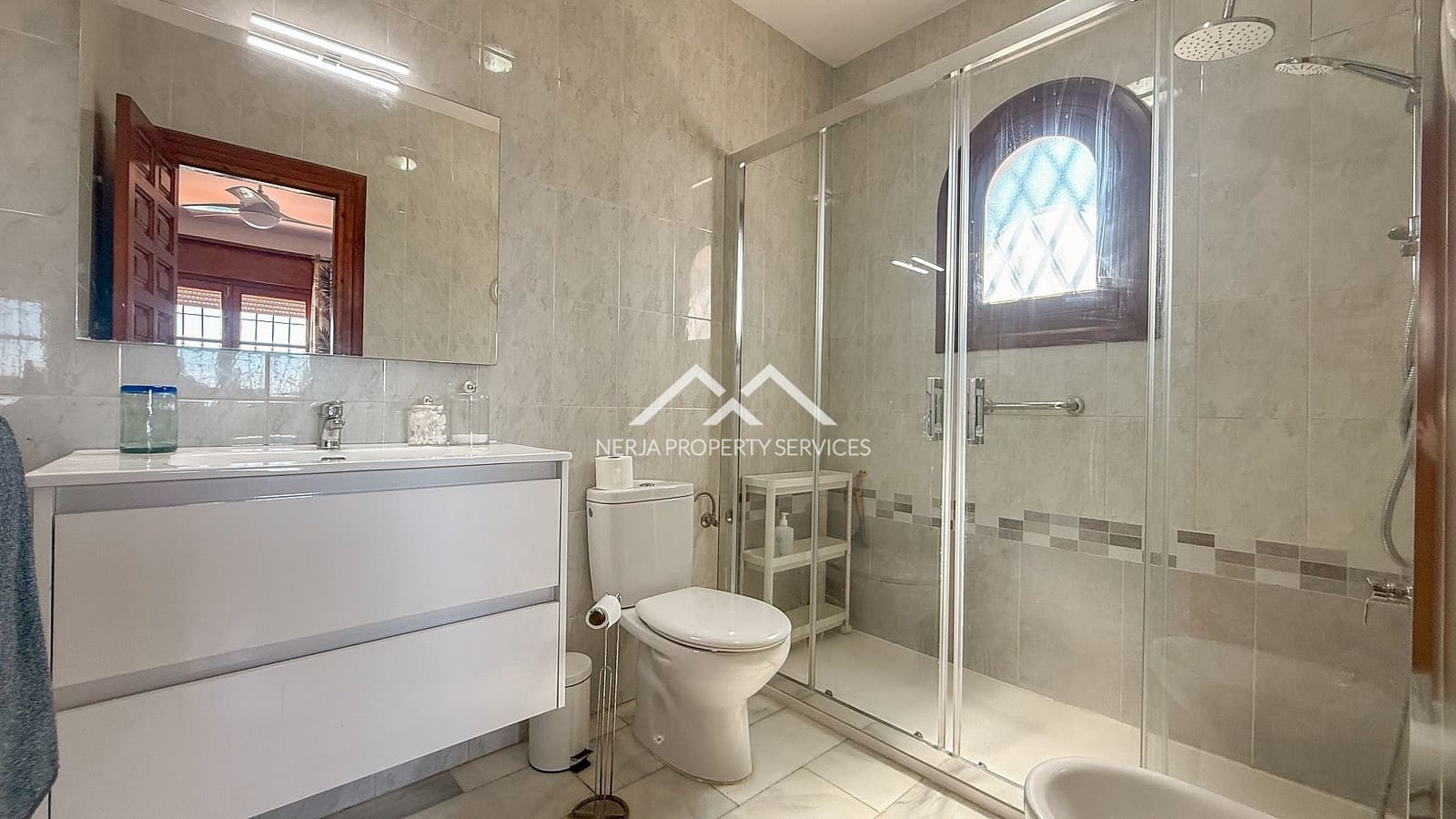 2 soveværelse Villa til salg i Nerja med swimmingpool garage - € 650.000 (Ref: 9086437)