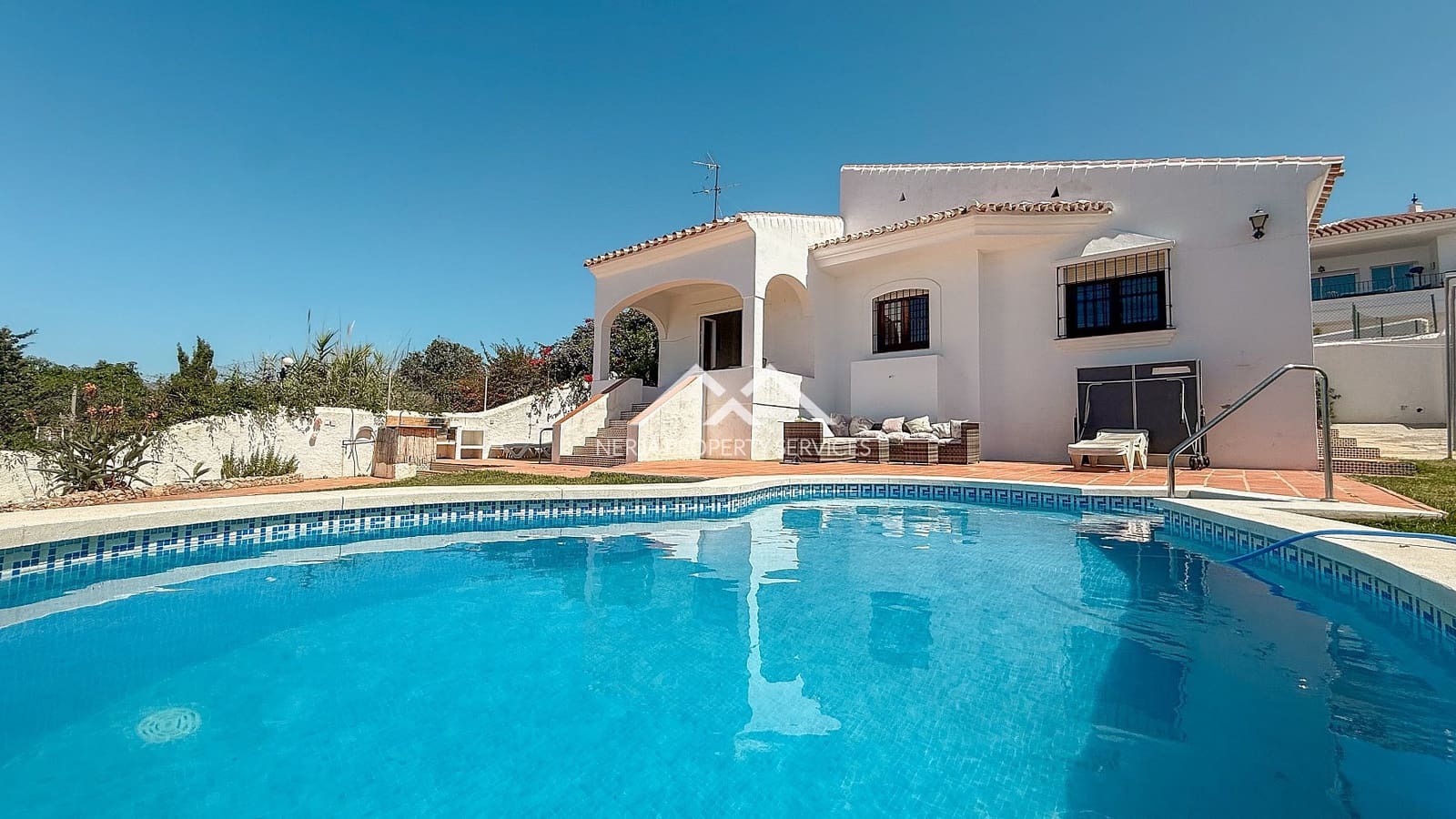 2 soveværelse Villa til salg i Nerja med swimmingpool garage - € 650.000 (Ref: 9086437)