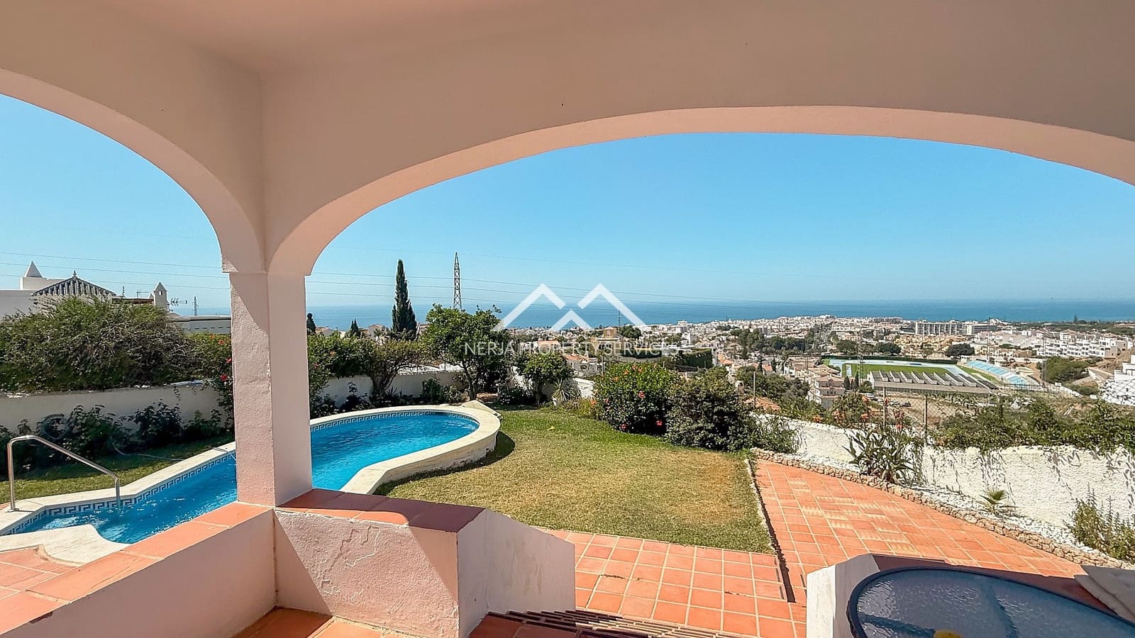 2 soveværelse Villa til salg i Nerja med swimmingpool garage - € 650.000 (Ref: 9086437)