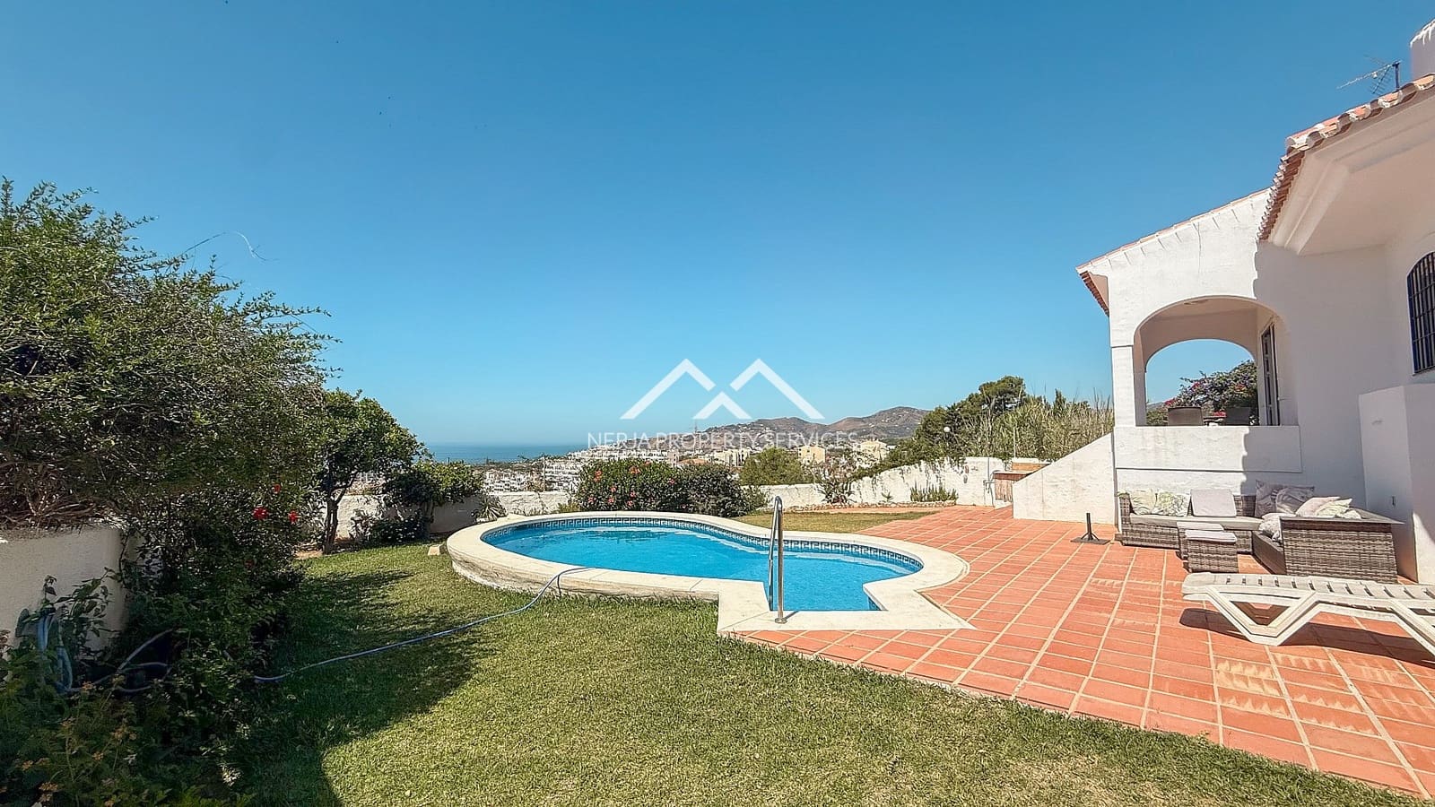 2 soveværelse Villa til salg i Nerja med swimmingpool garage - € 650.000 (Ref: 9086437)