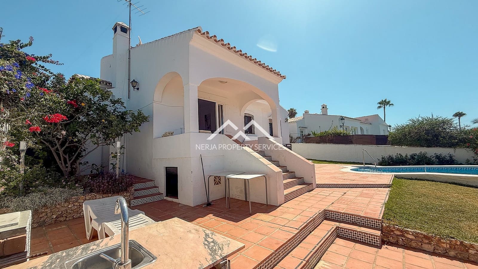 2 soveværelse Villa til salg i Nerja med swimmingpool garage - € 650.000 (Ref: 9086437)