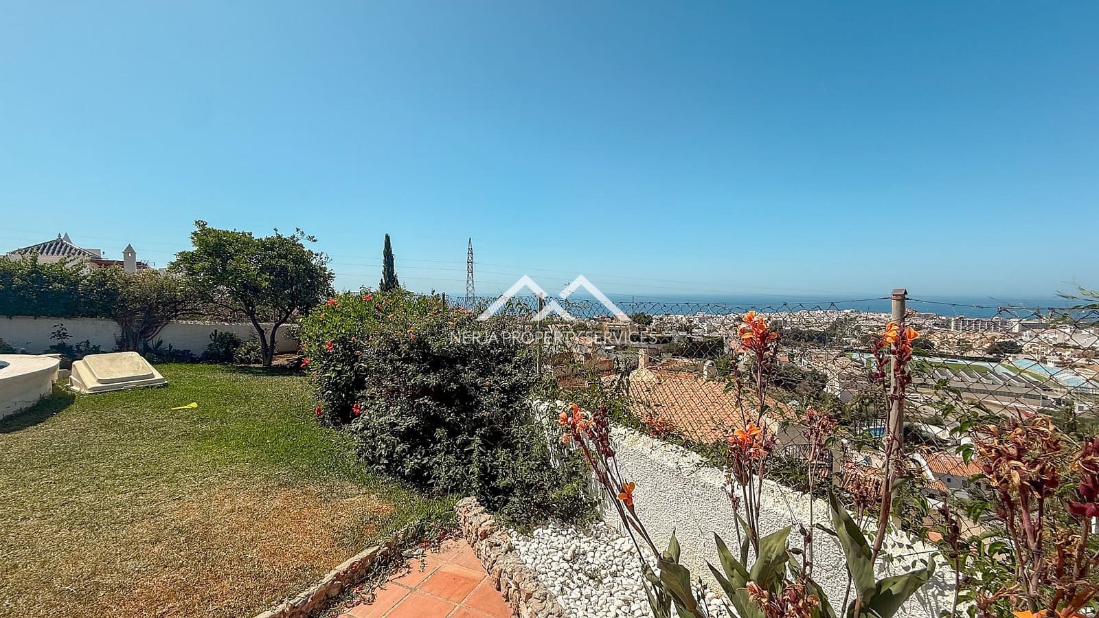 2 soveværelse Villa til salg i Nerja med swimmingpool garage - € 650.000 (Ref: 9086437)