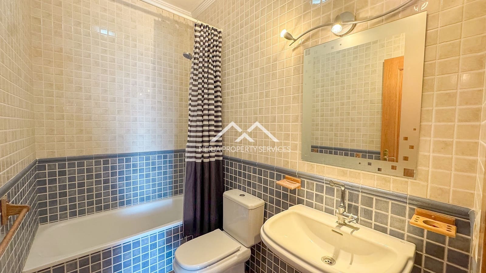 2 bedroom Penthouse for rent in Frigiliana with pool - € 1,100 (Ref: 9267785)