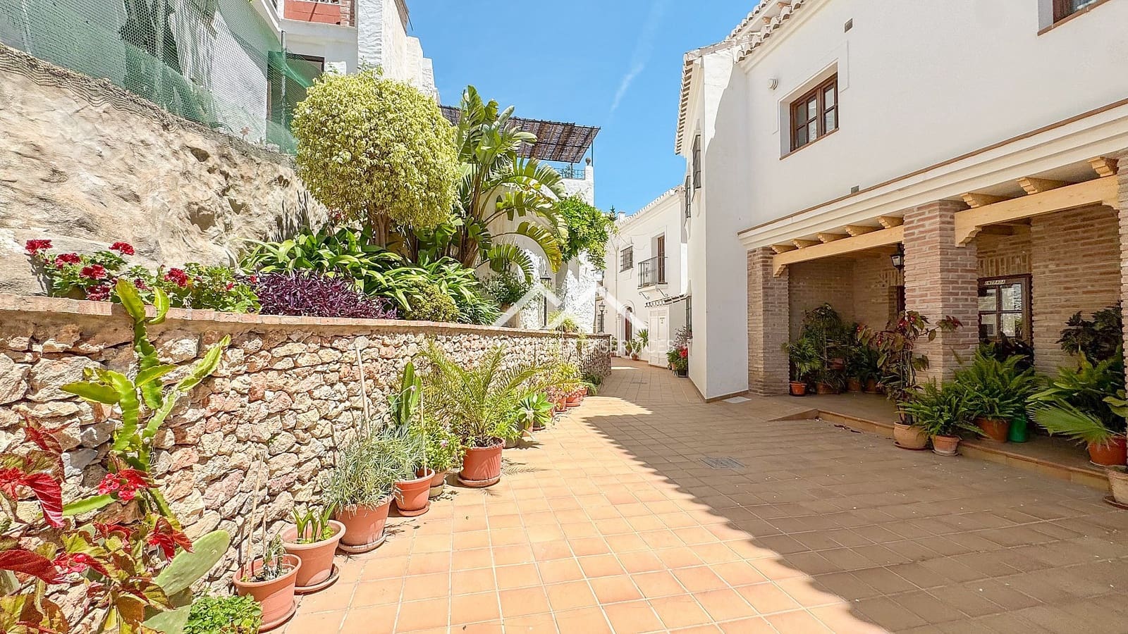 2 bedroom Penthouse for rent in Frigiliana with pool - € 1,100 (Ref: 9267785)