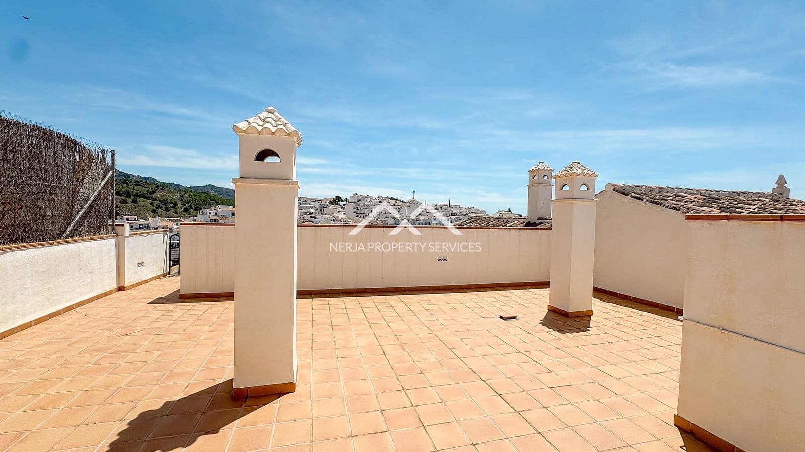 2 bedroom Penthouse for rent in Frigiliana with pool - € 1,100 (Ref: 9267785)