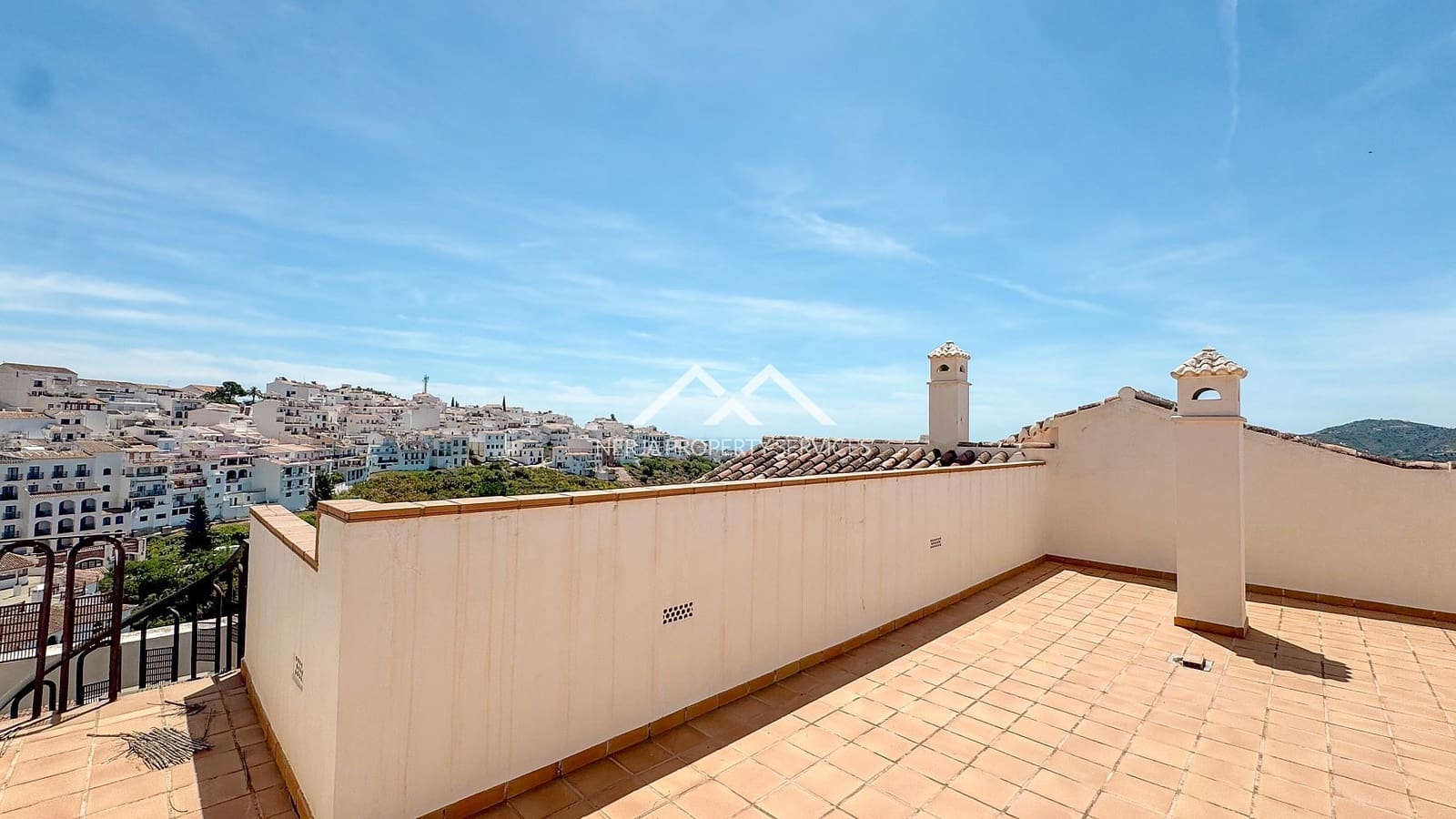 2 bedroom Penthouse for rent in Frigiliana with pool - € 1,100 (Ref: 9267785)