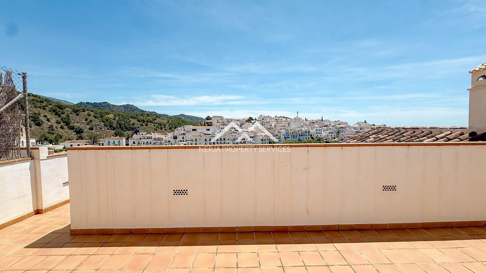 2 bedroom Penthouse for rent in Frigiliana with pool - € 1,100 (Ref: 9267785)