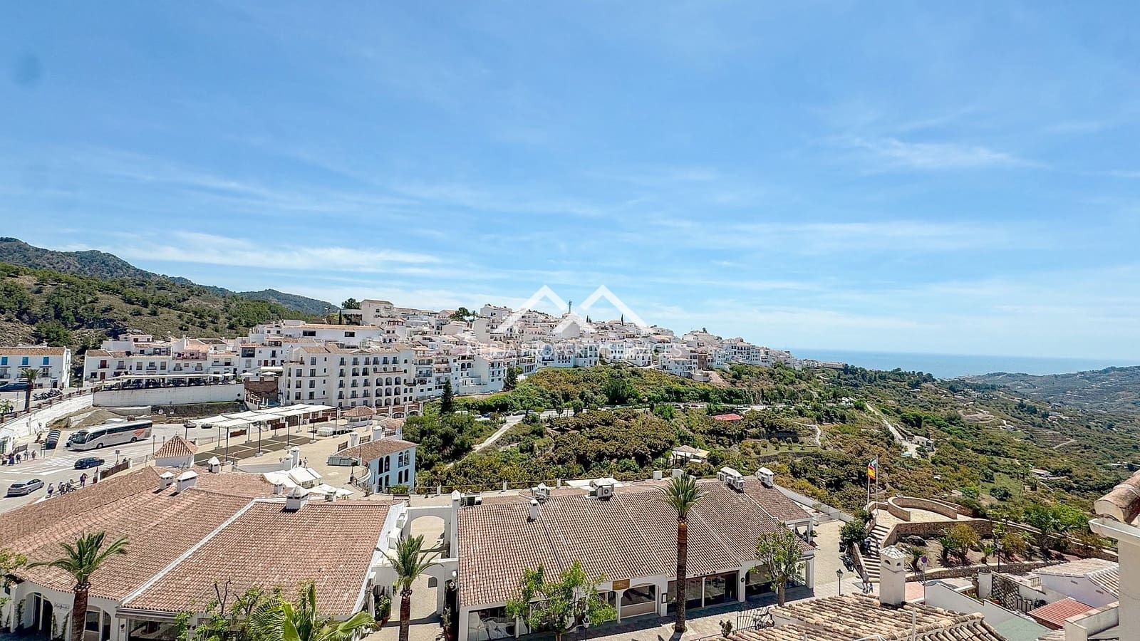 2 bedroom Penthouse for rent in Frigiliana with pool - € 1,100 (Ref: 9267785)