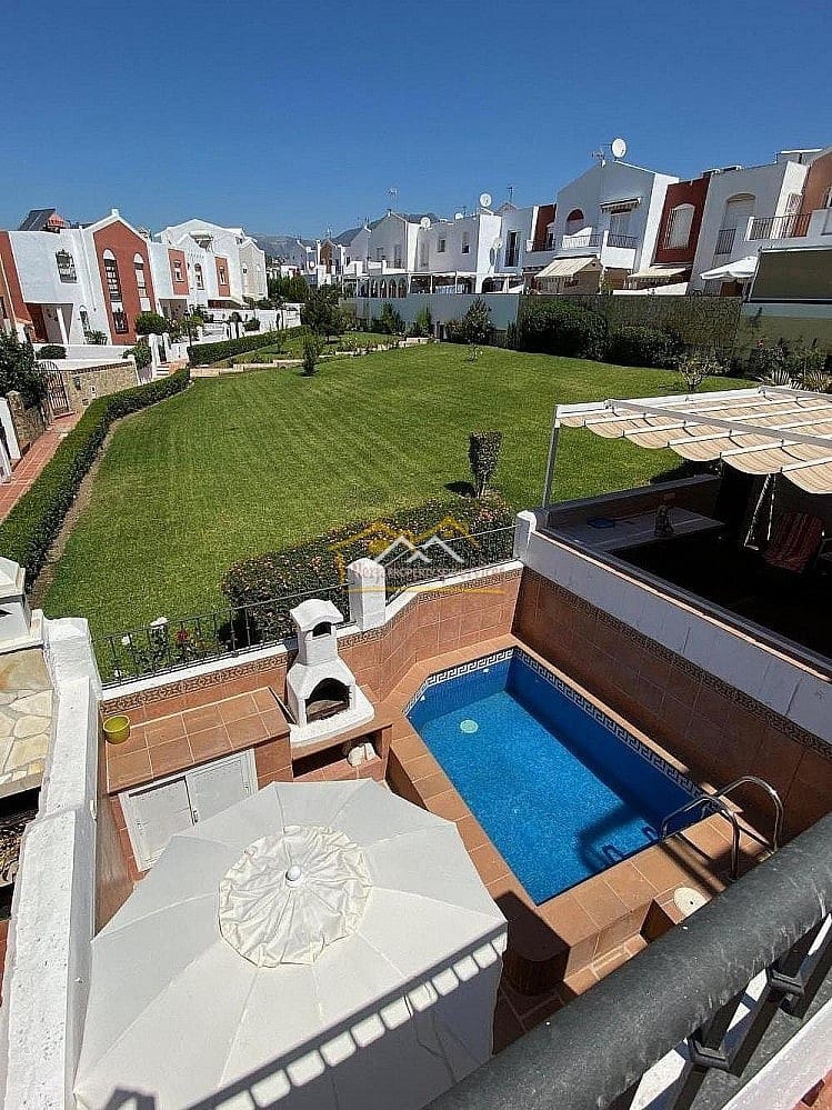 3 makuuhuone Omakotitalo vuokrattavana paikassa Nerja mukana uima-altaan - 1 300 € (Ref: 9360461)