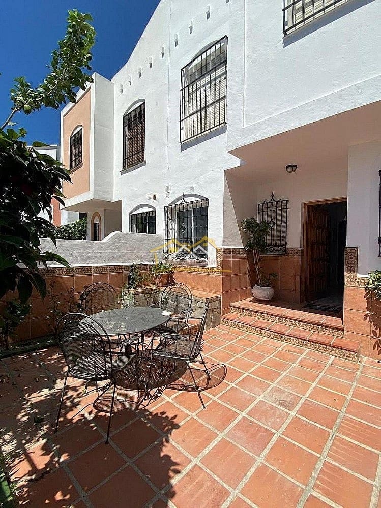 3 makuuhuone Omakotitalo vuokrattavana paikassa Nerja mukana uima-altaan - 1 300 € (Ref: 9360461)