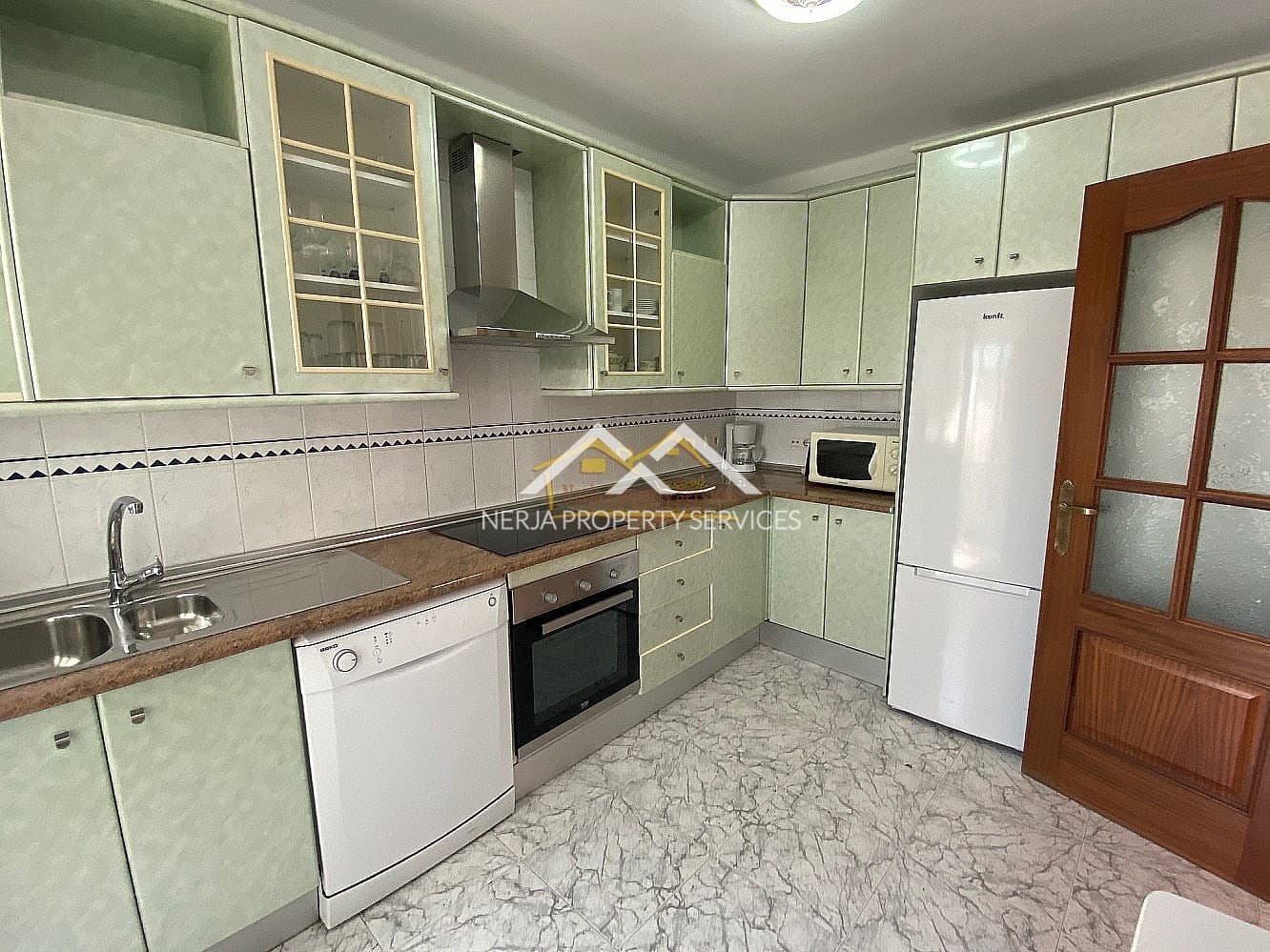 3 makuuhuone Omakotitalo vuokrattavana paikassa Nerja mukana uima-altaan - 1 300 € (Ref: 9360461)