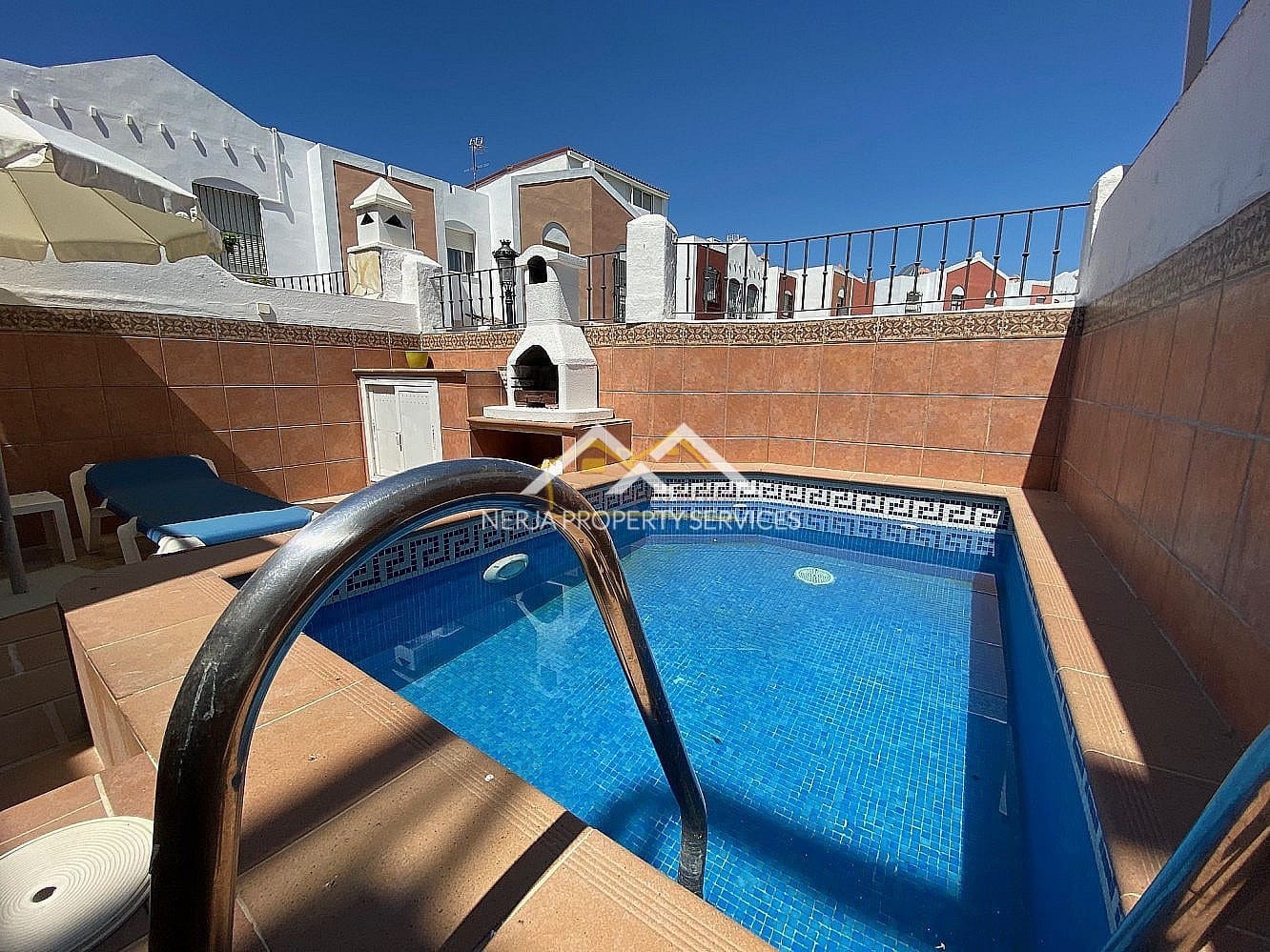 3 makuuhuone Omakotitalo vuokrattavana paikassa Nerja mukana uima-altaan - 1 300 € (Ref: 9360461)