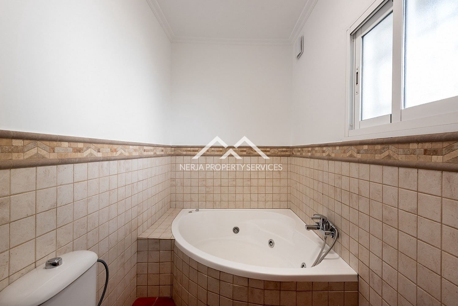 2 soverom Villa til leie i Nerja med svømmebasseng garasje - € 2 200 (Ref: 9404743)