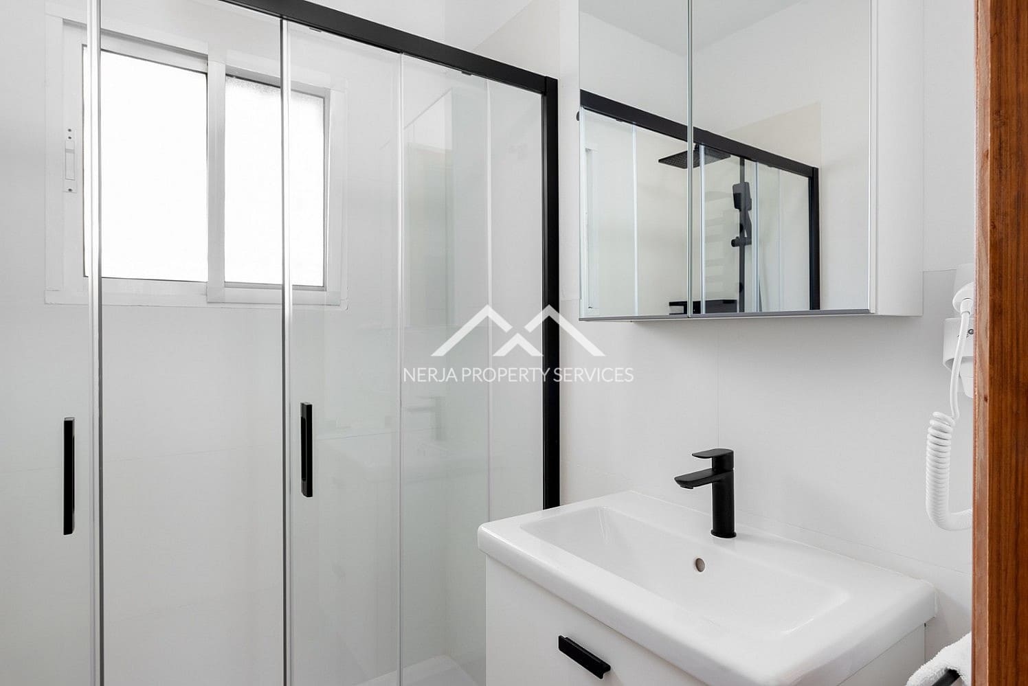 2 soverom Villa til leie i Nerja med svømmebasseng garasje - € 2 200 (Ref: 9404743)