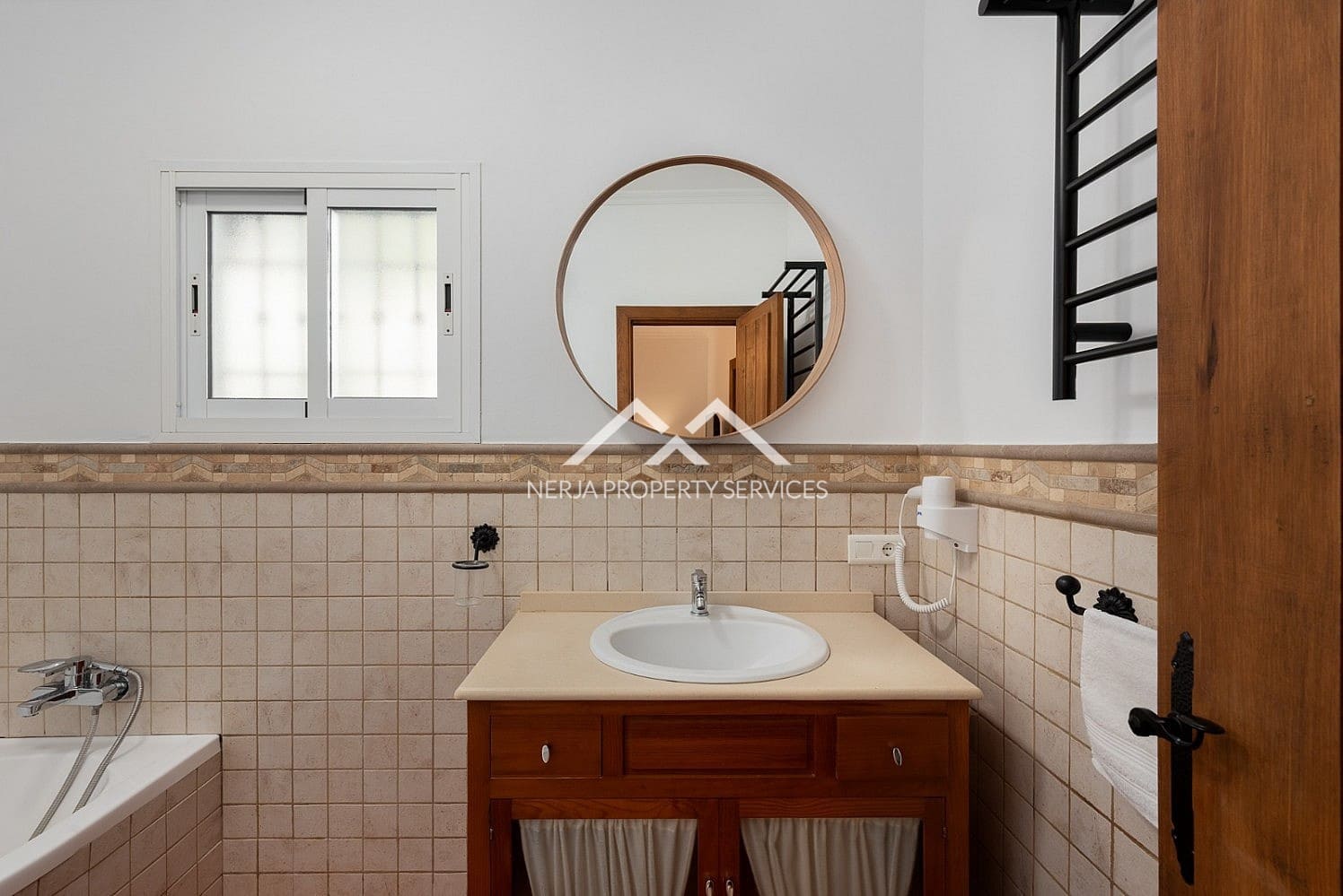 2 soverom Villa til leie i Nerja med svømmebasseng garasje - € 2 200 (Ref: 9404743)