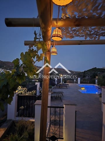 3 sypialnia Finka/Dom wiejski na sprzedaż w Torrox Pueblo, Torrox z basenem garażem - 365 000 € (Ref: 9569411)