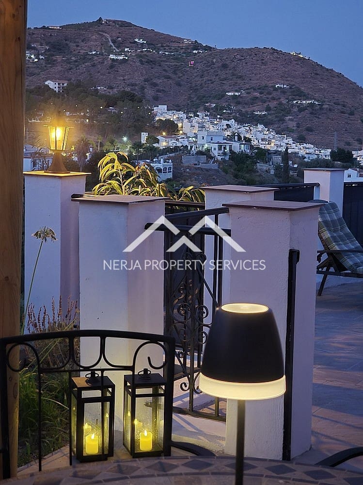 3 sypialnia Finka/Dom wiejski na sprzedaż w Torrox z basenem garażem - 365 000 € (Ref: 9569411)