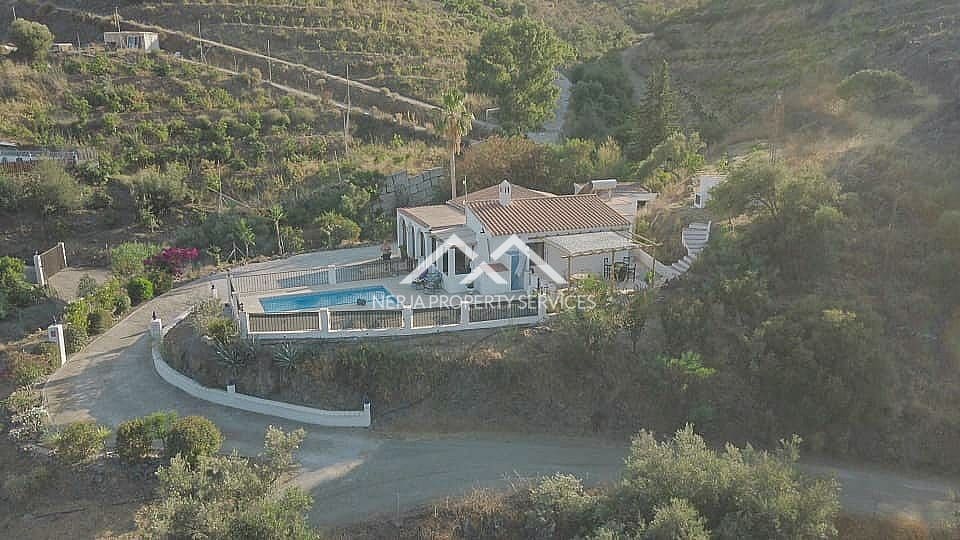 3 sypialnia Finka/Dom wiejski na sprzedaż w Torrox z basenem garażem - 365 000 € (Ref: 9569411)