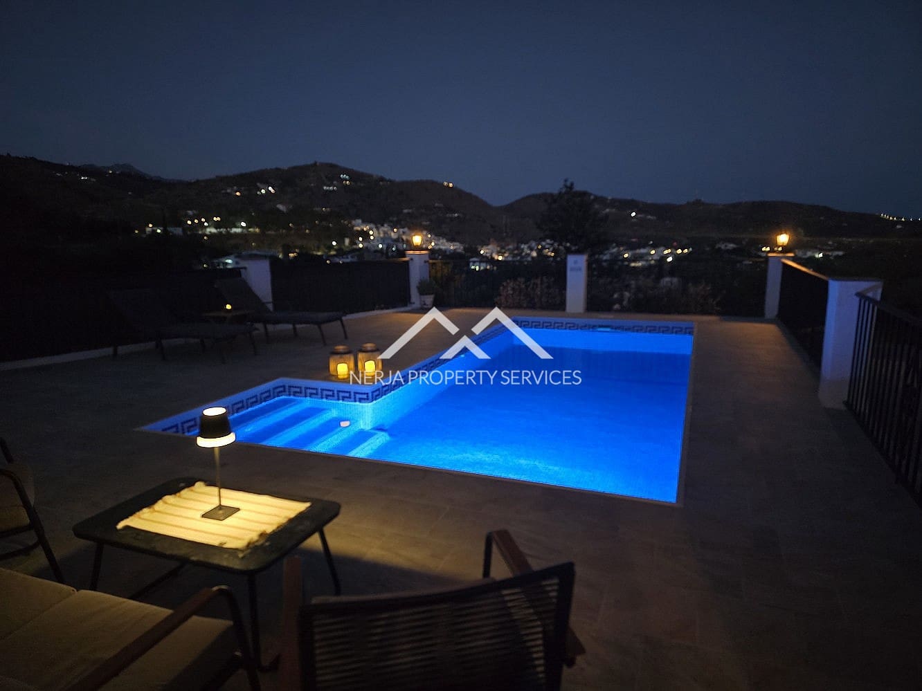 3 sypialnia Finka/Dom wiejski na sprzedaż w Torrox z basenem garażem - 365 000 € (Ref: 9569411)