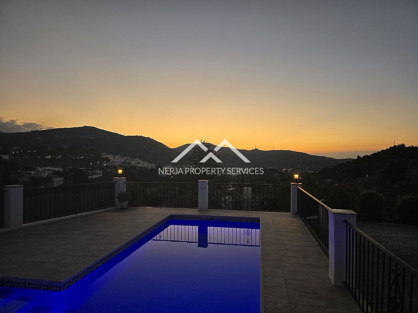 3 sypialnia Finka/Dom wiejski na sprzedaż w Torrox z basenem garażem - 365 000 € (Ref: 9569411)