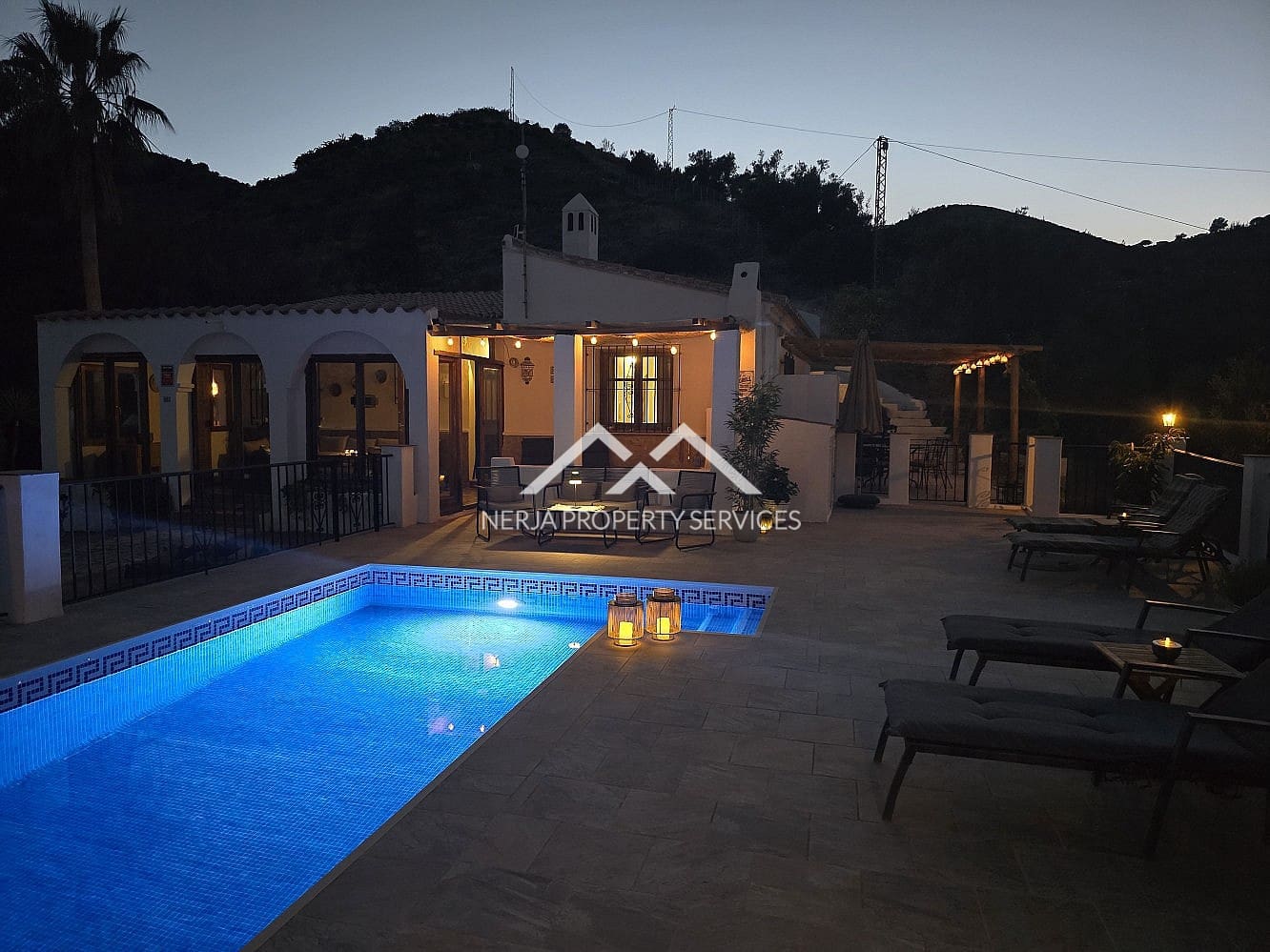 3 sypialnia Finka/Dom wiejski na sprzedaż w Torrox z basenem garażem - 365 000 € (Ref: 9569411)