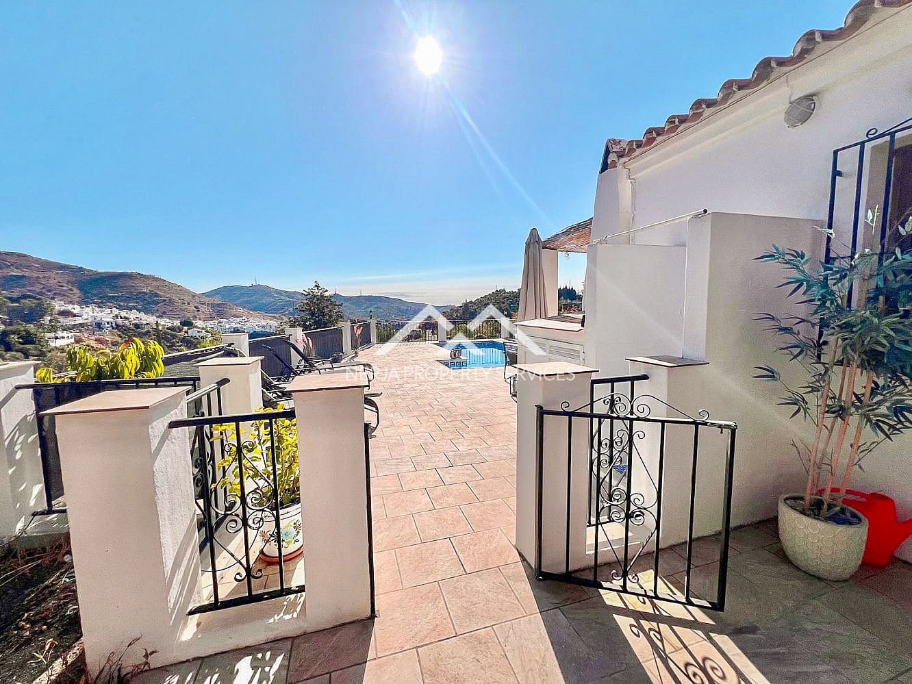 3 sypialnia Finka/Dom wiejski na sprzedaż w Torrox z basenem garażem - 365 000 € (Ref: 9569411)