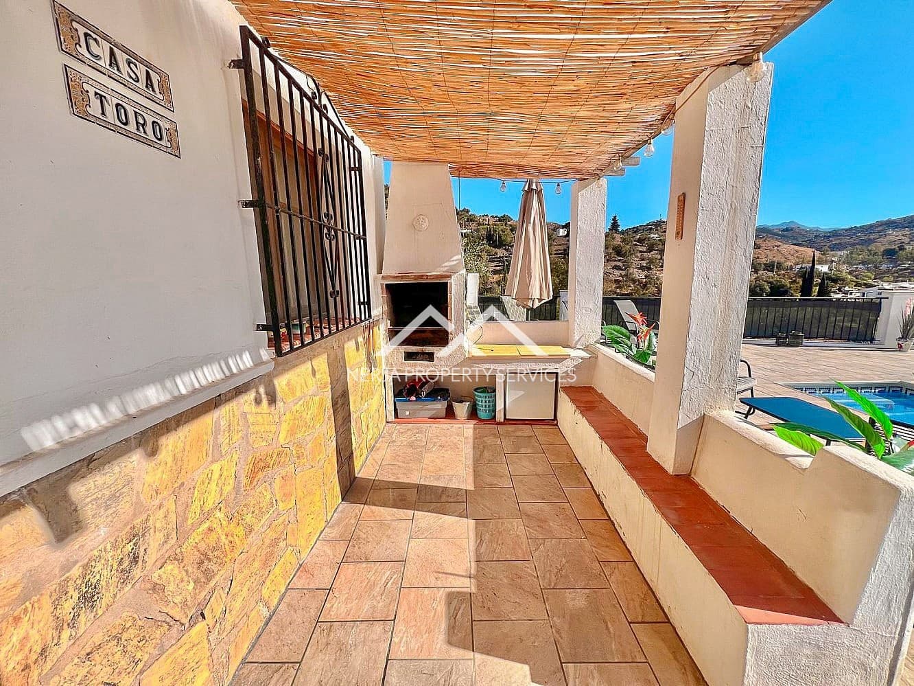 3 sypialnia Finka/Dom wiejski na sprzedaż w Torrox z basenem garażem - 365 000 € (Ref: 9569411)