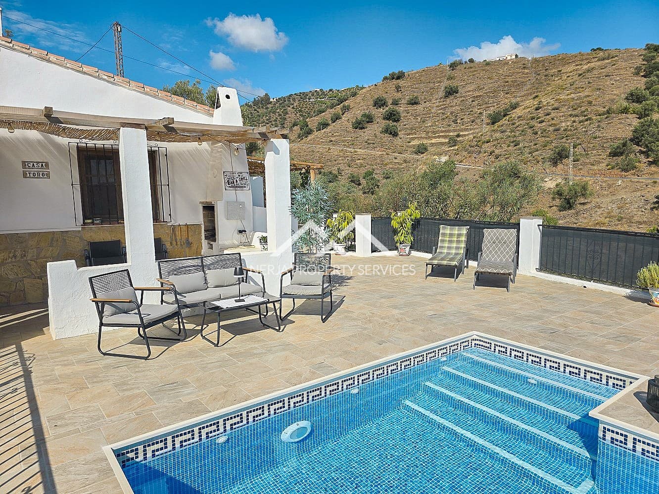 3 sypialnia Finka/Dom wiejski na sprzedaż w Torrox z basenem garażem - 365 000 € (Ref: 9569411)