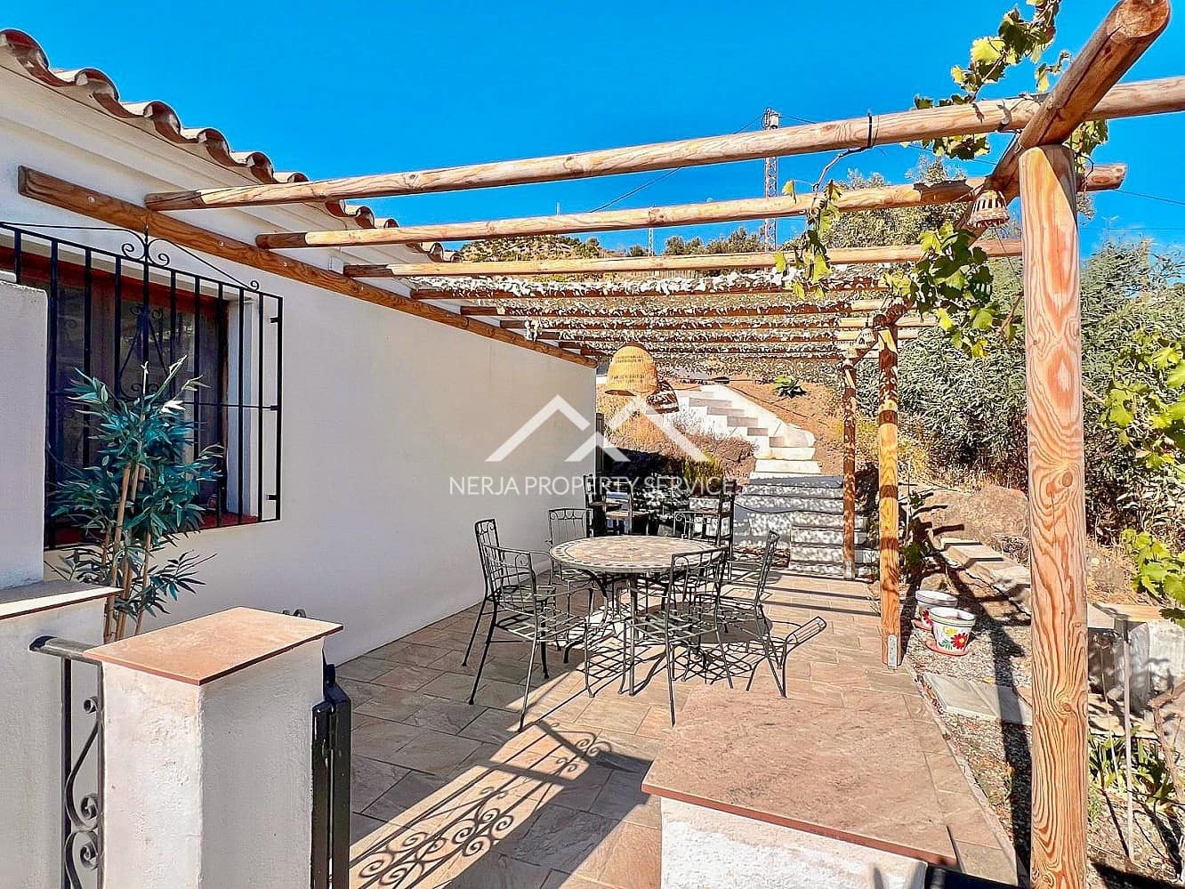 3 sypialnia Finka/Dom wiejski na sprzedaż w Torrox z basenem garażem - 365 000 € (Ref: 9569411)