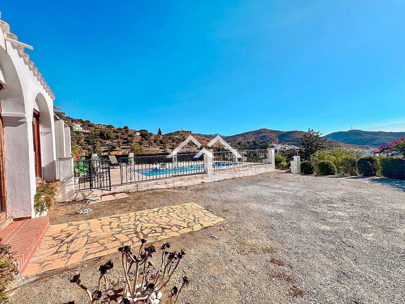 3 sypialnia Finka/Dom wiejski na sprzedaż w Torrox z basenem garażem - 365 000 € (Ref: 9569411)