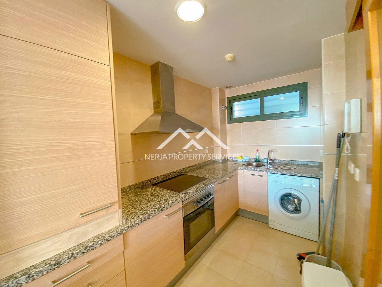 2 makuuhuone Huoneisto myytävänä paikassa Nerja mukana uima-altaan 
autotalli - 325 000 € (Ref: 9579014)