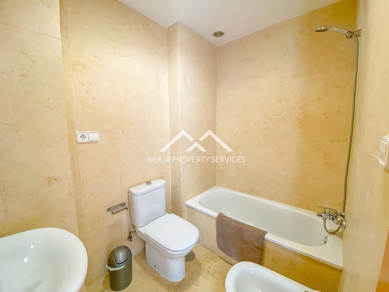 2 makuuhuone Huoneisto myytävänä paikassa Nerja mukana uima-altaan 
autotalli - 325 000 € (Ref: 9579014)