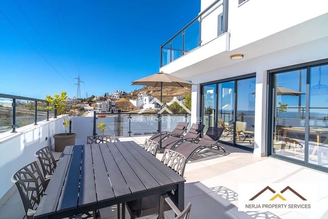 3 makuuhuone Huvila myytävänä paikassa Centro, Nerja mukana uima-altaan 
autotalli - 829 000 € (Ref: 9579015)