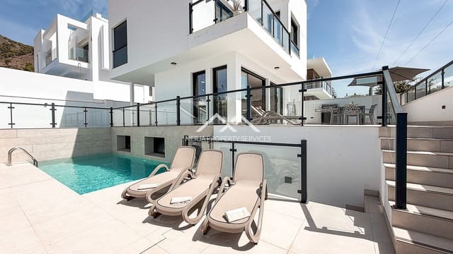 3 sypialnia Willa na sprzedaż w Centro, Nerja z basenem garażem - 789 000 € (Ref: 9579015)