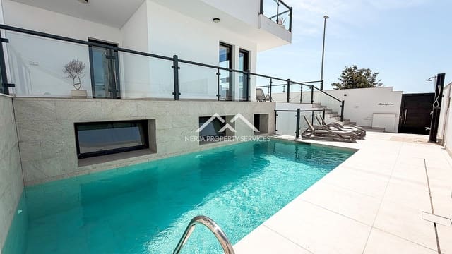 3 sypialnia Willa na sprzedaż w Centro, Nerja z basenem garażem - 789 000 € (Ref: 9579015)