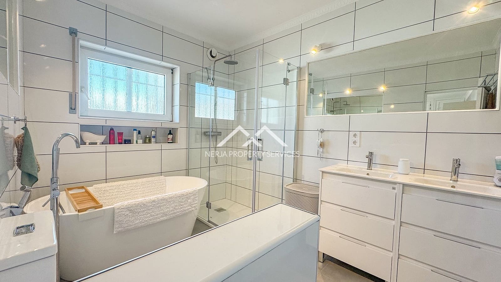 3 soveværelse Villa til salg i Nerja med swimmingpool - € 695.000 (Ref: 9611871)