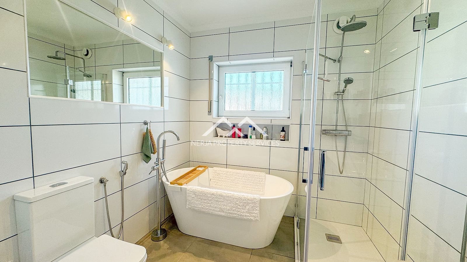 3 soveværelse Villa til salg i Nerja med swimmingpool - € 695.000 (Ref: 9611871)