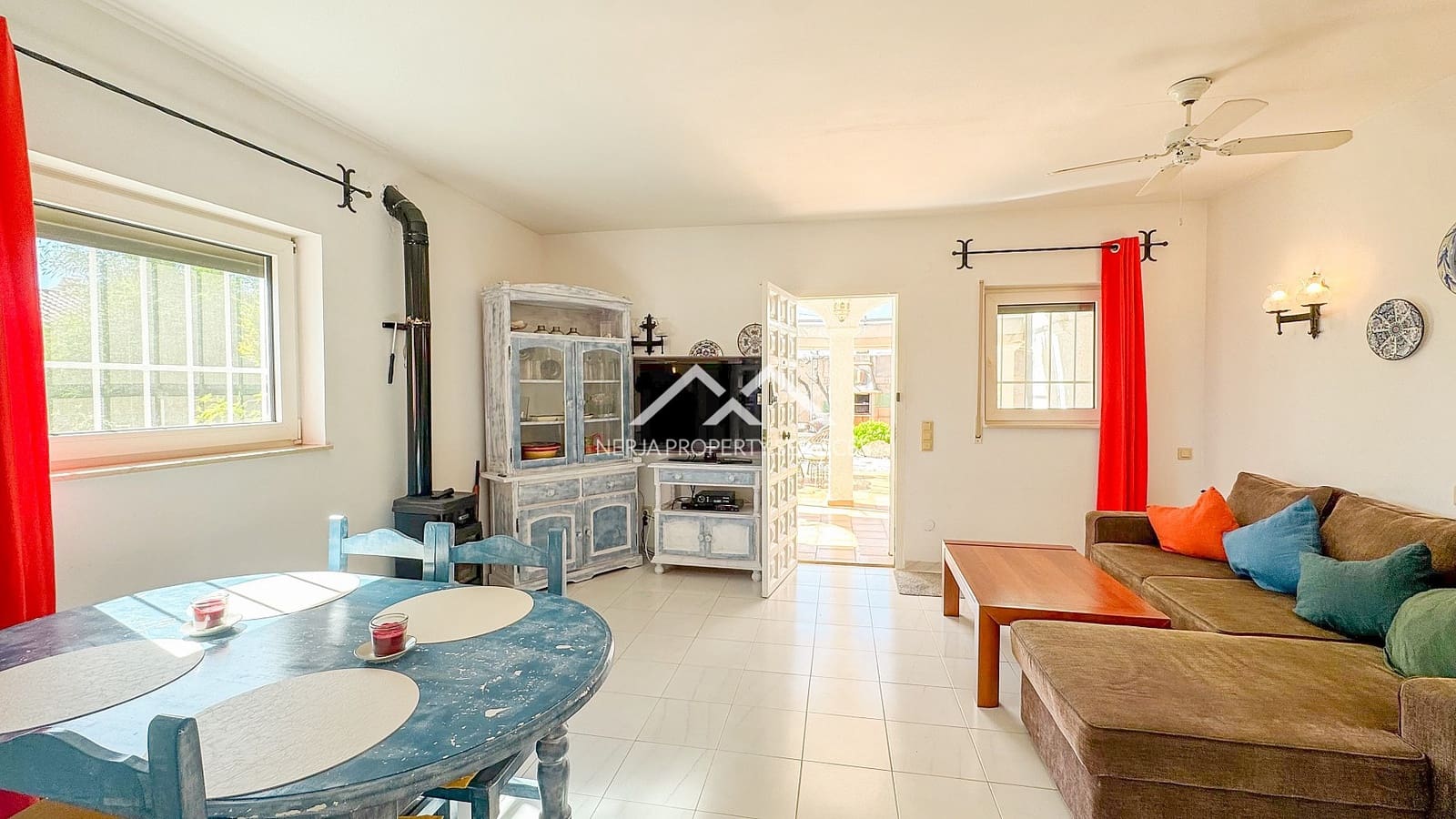 3 soveværelse Villa til salg i Nerja med swimmingpool - € 695.000 (Ref: 9611871)