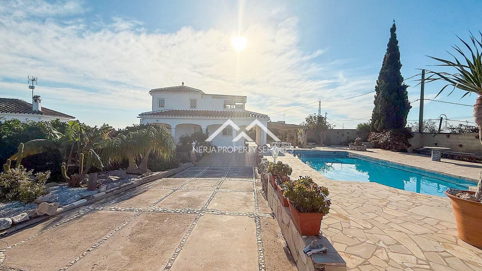 3 soveværelse Villa til salg i Nerja med swimmingpool - € 695.000 (Ref: 9611871)