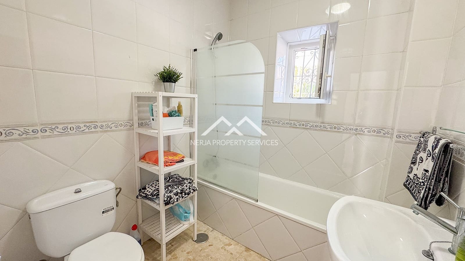 4 soveværelse Villa til salg i Nerja med swimmingpool garage - € 549.000 (Ref: 9748362)