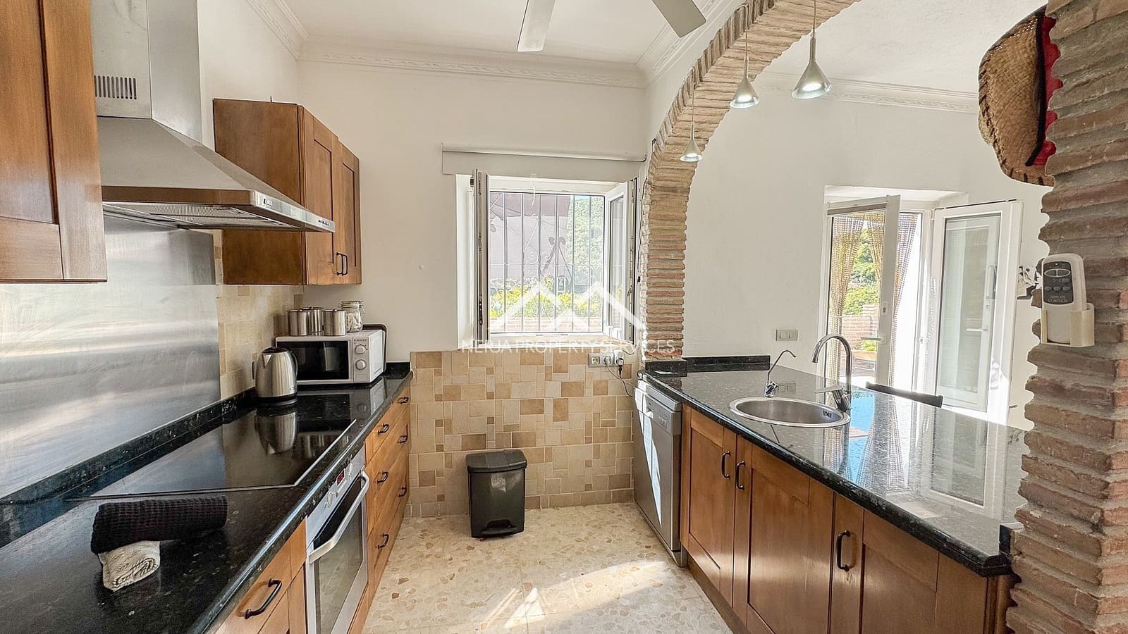 4 soveværelse Villa til salg i Nerja med swimmingpool garage - € 549.000 (Ref: 9748362)