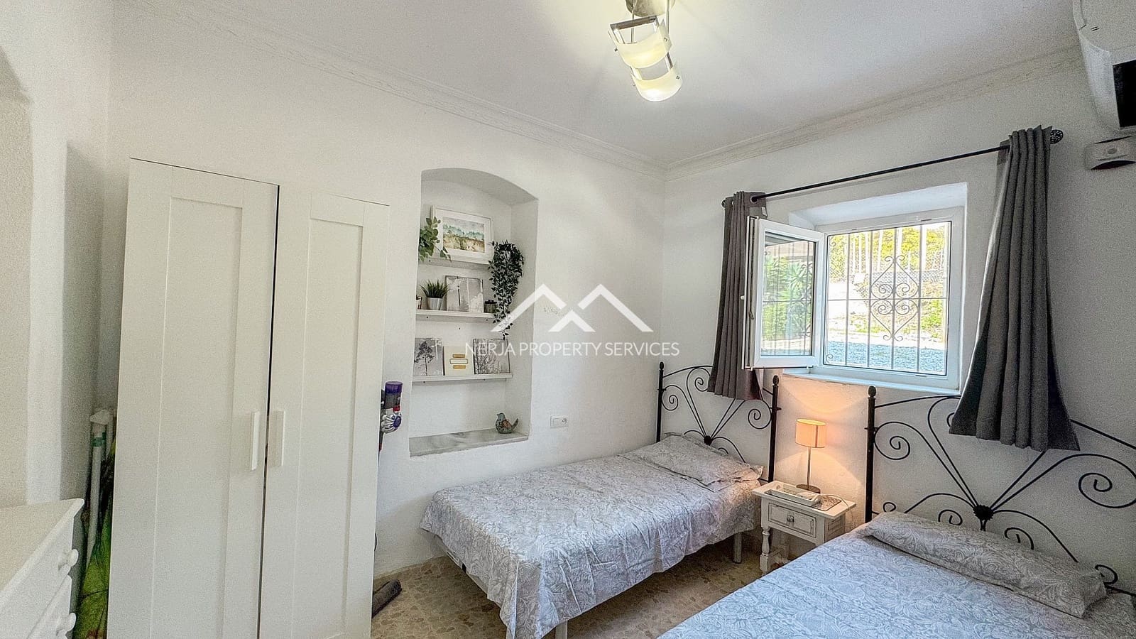 4 soveværelse Villa til salg i Nerja med swimmingpool garage - € 549.000 (Ref: 9748362)