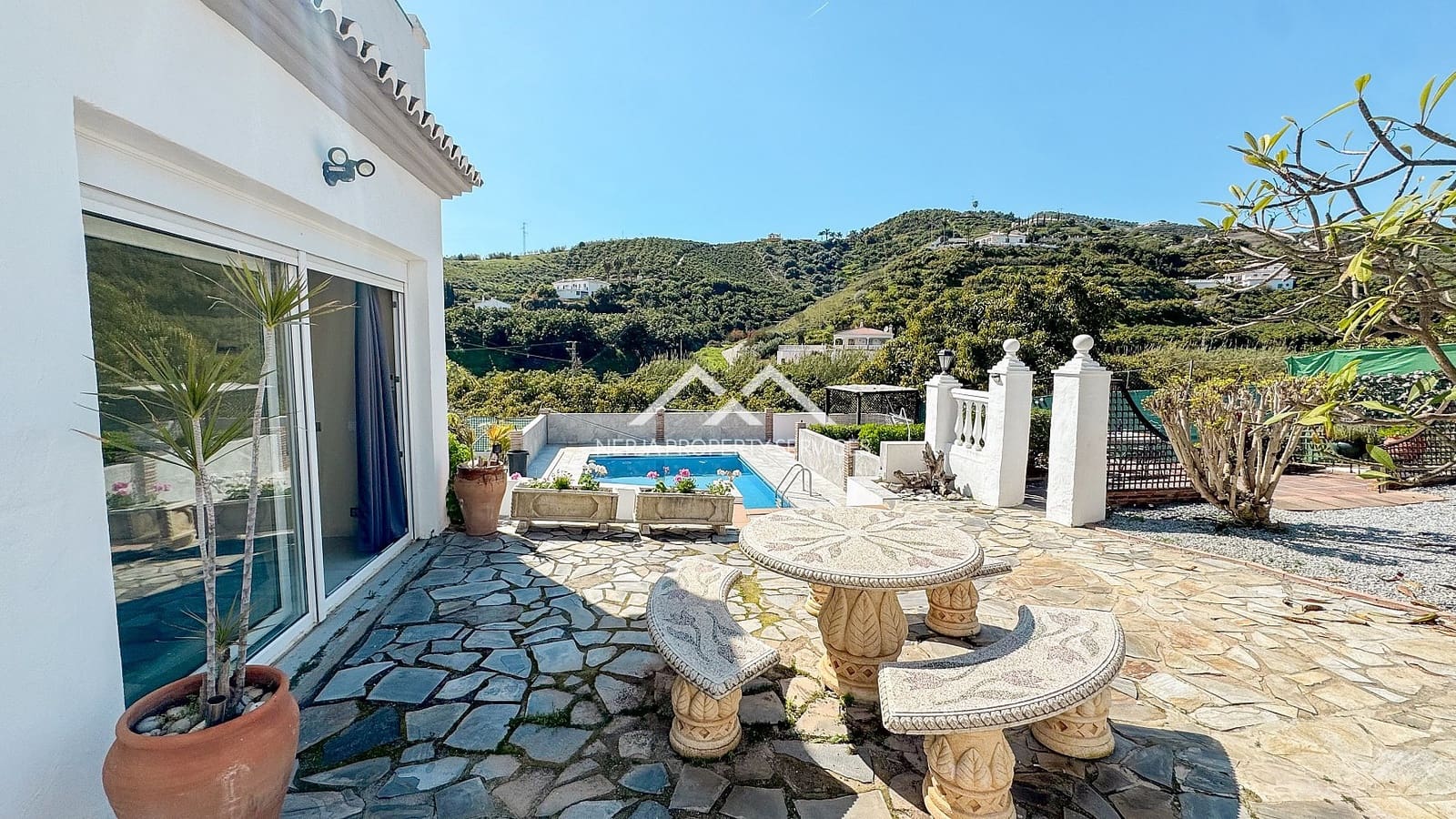 4 soveværelse Villa til salg i Nerja med swimmingpool garage - € 549.000 (Ref: 9748362)