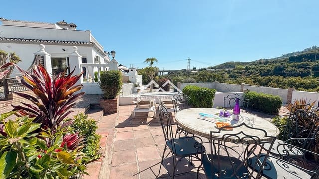 4 soveværelse Villa til salg i Avda Pescia - Ctra de Frigiliana, Nerja med swimmingpool garage - € 549.000 (Ref: 9748362)