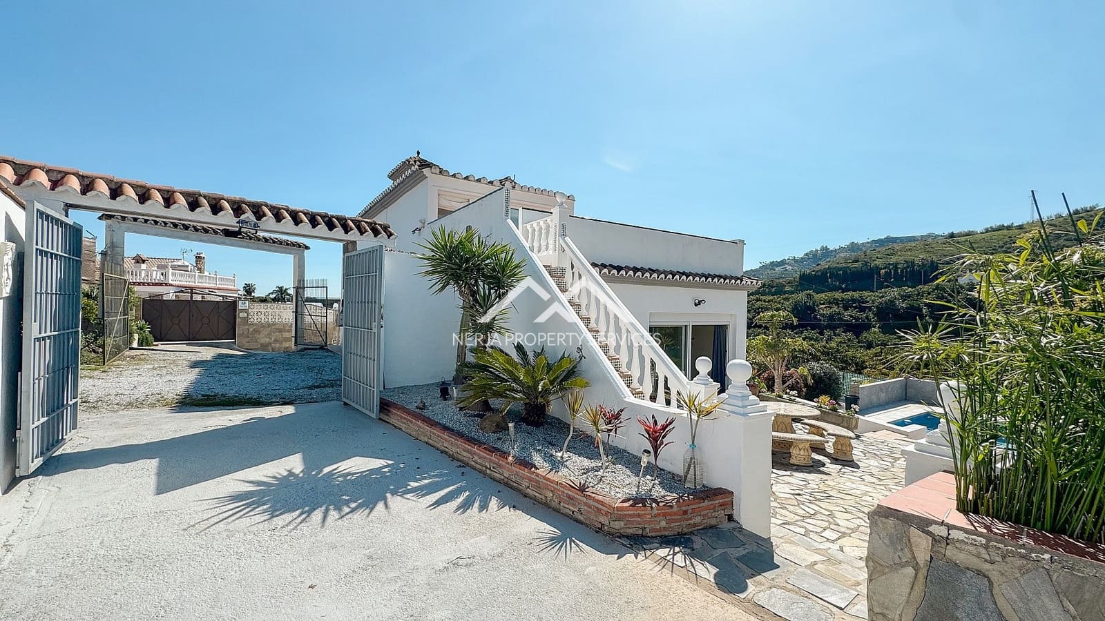 4 soveværelse Villa til salg i Nerja med swimmingpool garage - € 549.000 (Ref: 9748362)