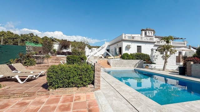 4 soveværelse Villa til salg i Avda Pescia - Ctra de Frigiliana, Nerja med swimmingpool garage - € 549.000 (Ref: 9748362)