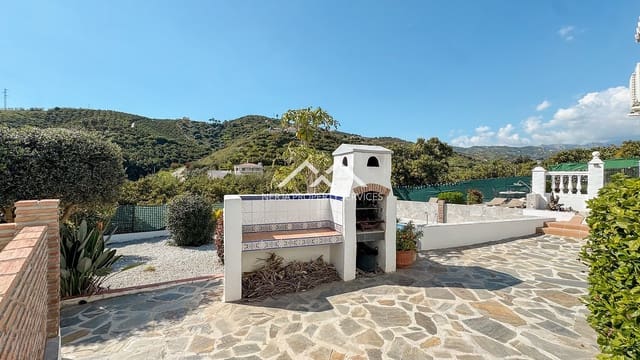 4 soveværelse Villa til salg i Avda Pescia - Ctra de Frigiliana, Nerja med swimmingpool garage - € 549.000 (Ref: 9748362)