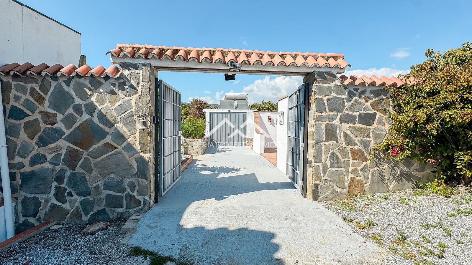 4 soveværelse Villa til salg i Nerja med swimmingpool garage - € 549.000 (Ref: 9748362)