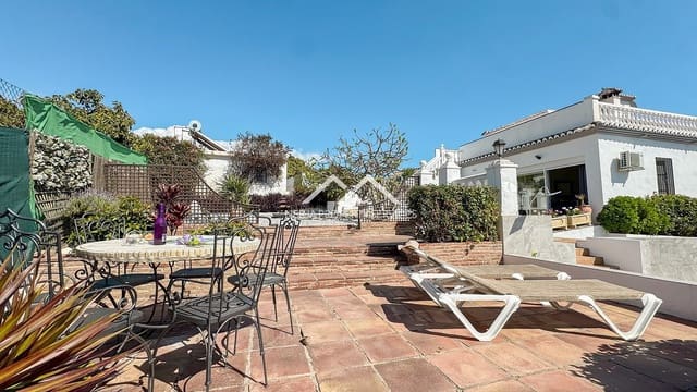 4 soveværelse Villa til salg i Avda Pescia - Ctra de Frigiliana, Nerja med swimmingpool garage - € 549.000 (Ref: 9748362)